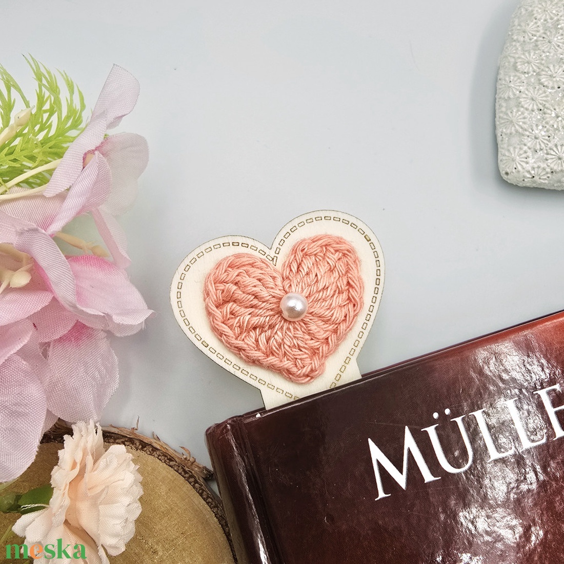 Óvó néninek, tanító néninek ajándék ballagásra, pedagógusnapra - Egyedi gravírozott fa könyvjelző horgolt szívvel - könyv & zene - könyvjelző - Meska.hu