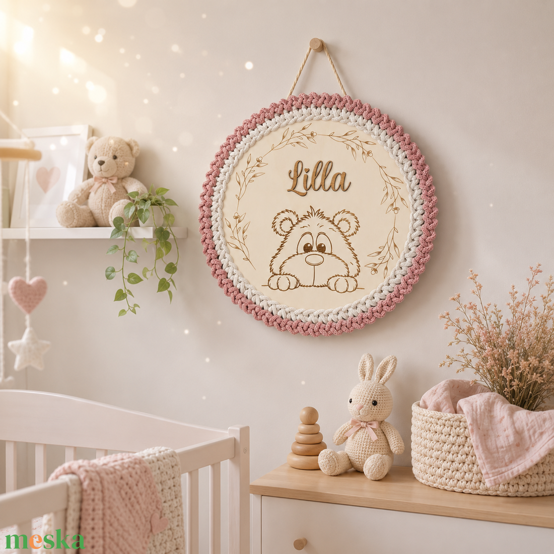 Horgolt macis ajtódísz, névtábla egyedi névvel � antik rózsaszín, törtfehér szín - baba - mama - babaszoba dekoráció - baba névtábla - Meska.hu