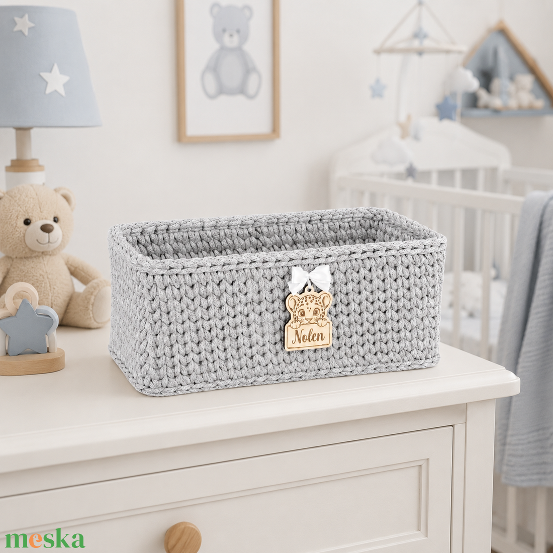 Horgolt pelenkatartó egyedi névvel, párduc mintás bilétával - baba - mama - pelenkázó, babafürdető kellékek - pelenkatároló (kosár, fali) - Meska.hu