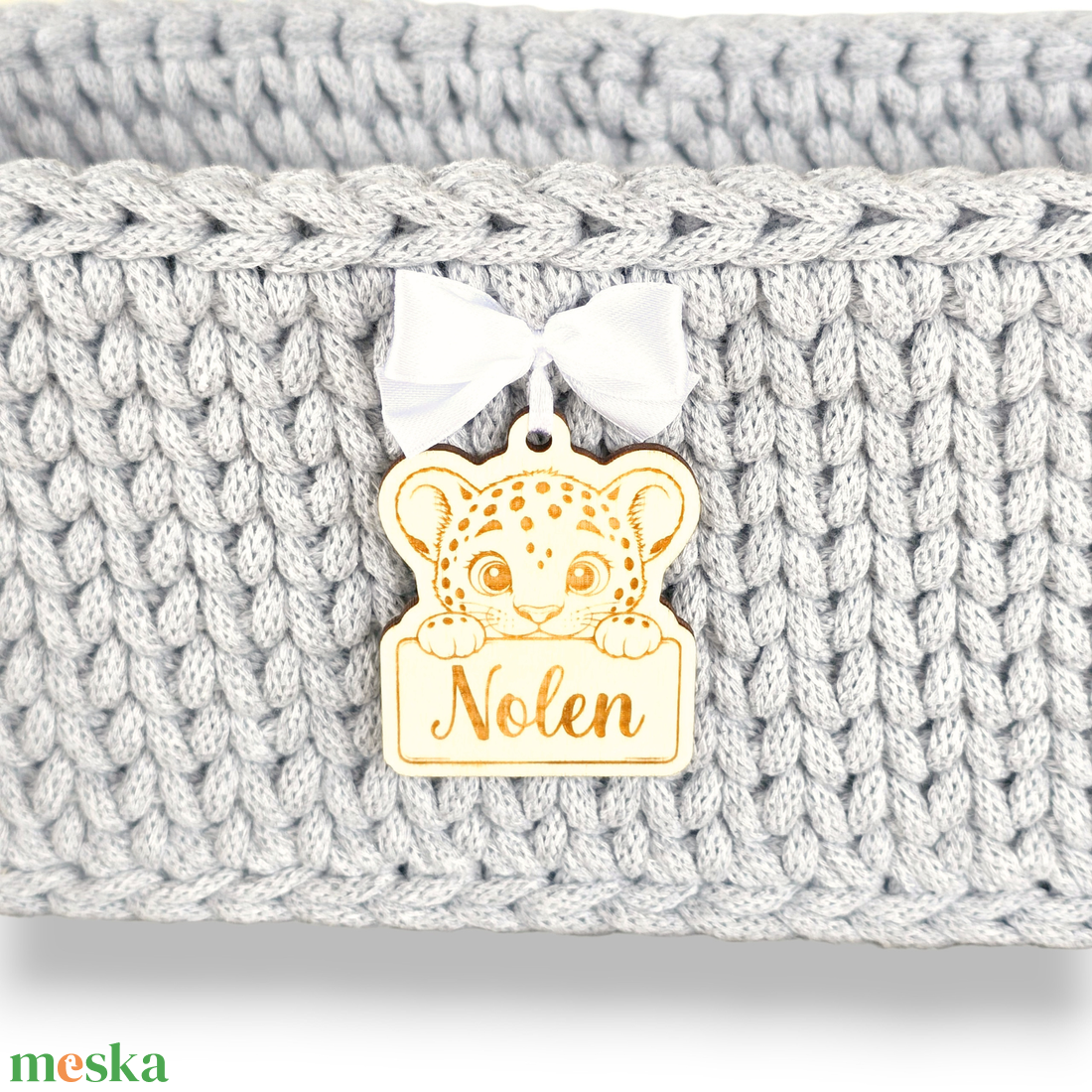 Horgolt pelenkatartó egyedi névvel, párduc mintás bilétával - baba - mama - pelenkázó, babafürdető kellékek - pelenkatároló (kosár, fali) - Meska.hu