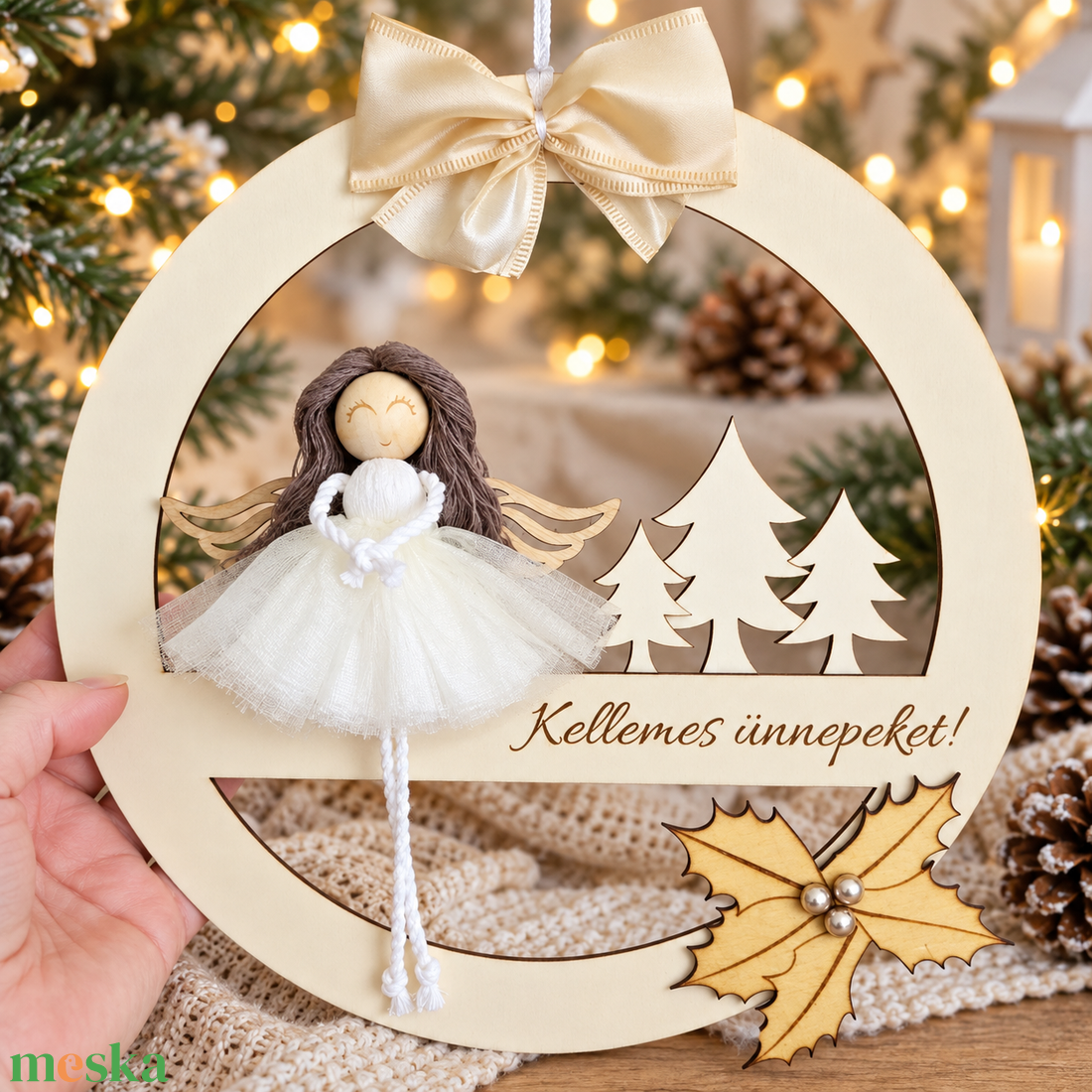 Karácsonyi ajtódísz, falidísz egyedi felirattal - makramé angyalkával - karácsony - adventi díszek - adventi ajtódísz - Meska.hu