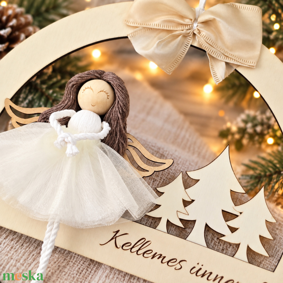 Karácsonyi ajtódísz, falidísz egyedi felirattal - makramé angyalkával - karácsony - adventi díszek - adventi ajtódísz - Meska.hu