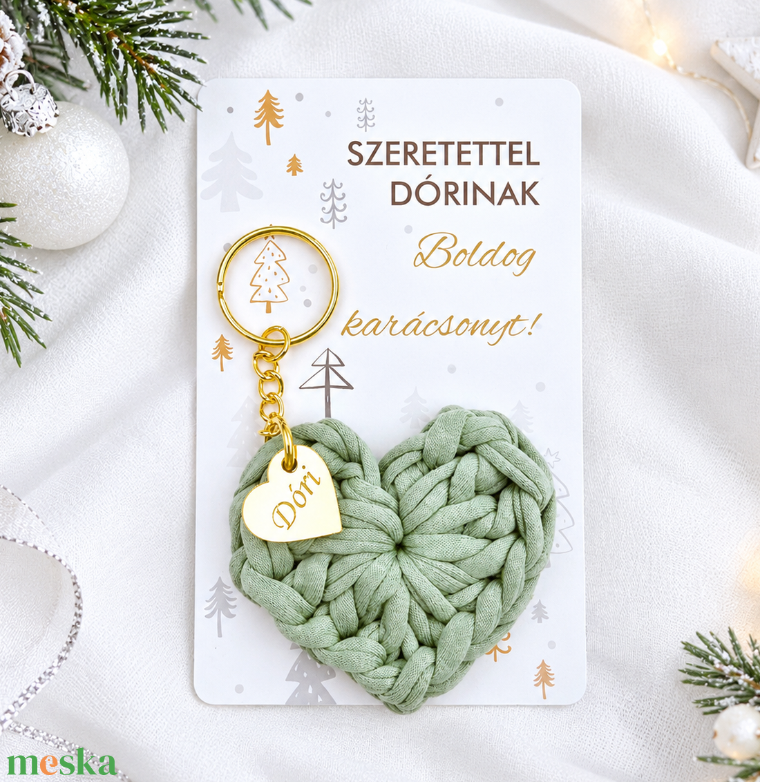 Horgolt szív kulcstartó gravírozott medállal, egyedi karácsonyi ajándékkártyán. Egyedi ajándék karácsonyra. - 1 - táska & tok - kulcstartó & táskadísz - kulcstartó - Meska.hu