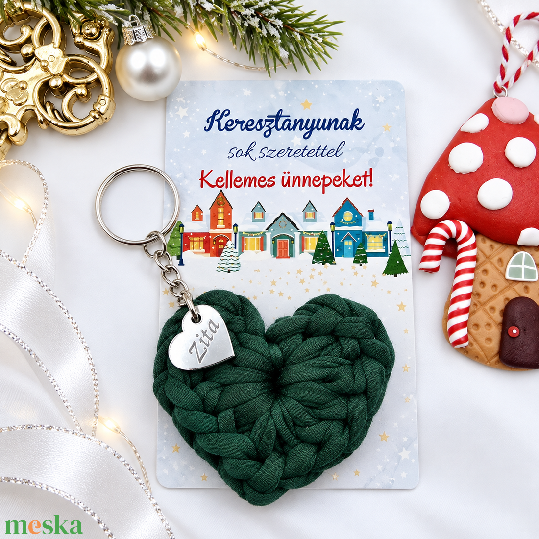 Horgolt szív kulcstartó gravírozott medállal, egyedi karácsonyi ajándékkártyán. Egyedi ajándék karácsonyra. - 7 - táska & tok - kulcstartó & táskadísz - kulcstartó - Meska.hu