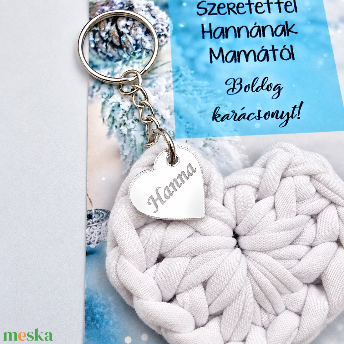 Horgolt szív kulcstartó gravírozott medállal, egyedi karácsonyi ajándékkártyán. Egyedi ajándék karácsonyra. - 8 - táska & tok - kulcstartó & táskadísz - kulcstartó - Meska.hu