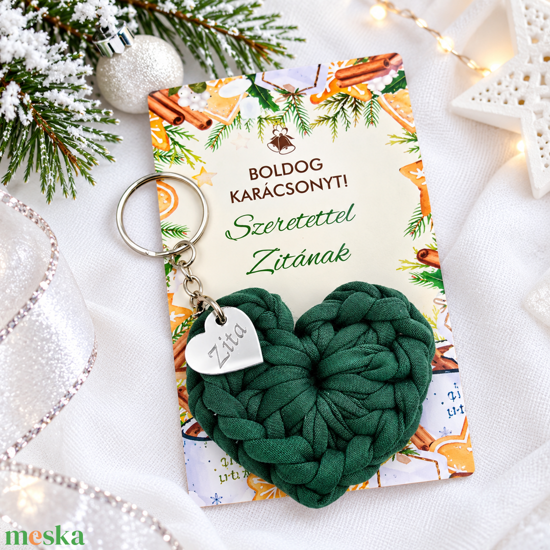 Horgolt szív kulcstartó gravírozott medállal, egyedi karácsonyi ajándékkártyán. Egyedi ajándék karácsonyra. - 5 - táska & tok - kulcstartó & táskadísz - kulcstartó - Meska.hu