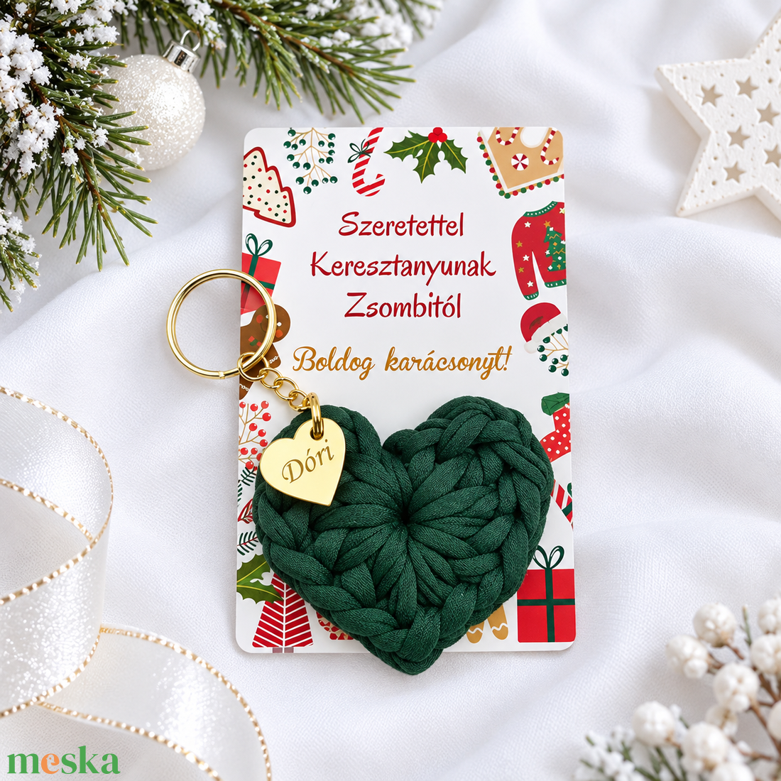 Horgolt szív kulcstartó gravírozott medállal, egyedi karácsonyi ajándékkártyán. Egyedi ajándék karácsonyra. - 10 - táska & tok - kulcstartó & táskadísz - kulcstartó - Meska.hu