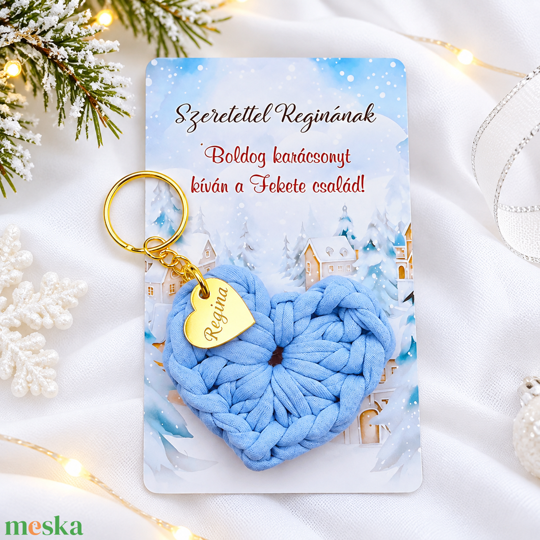 Horgolt szív kulcstartó gravírozott medállal, egyedi karácsonyi ajándékkártyán. Egyedi ajándék karácsonyra. - 16 - táska & tok - kulcstartó & táskadísz - kulcstartó - Meska.hu