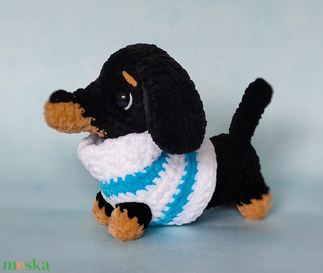 Horgolt plüss tacskó - játék & sport - plüssállat & játékfigura - kutya - Meska.hu