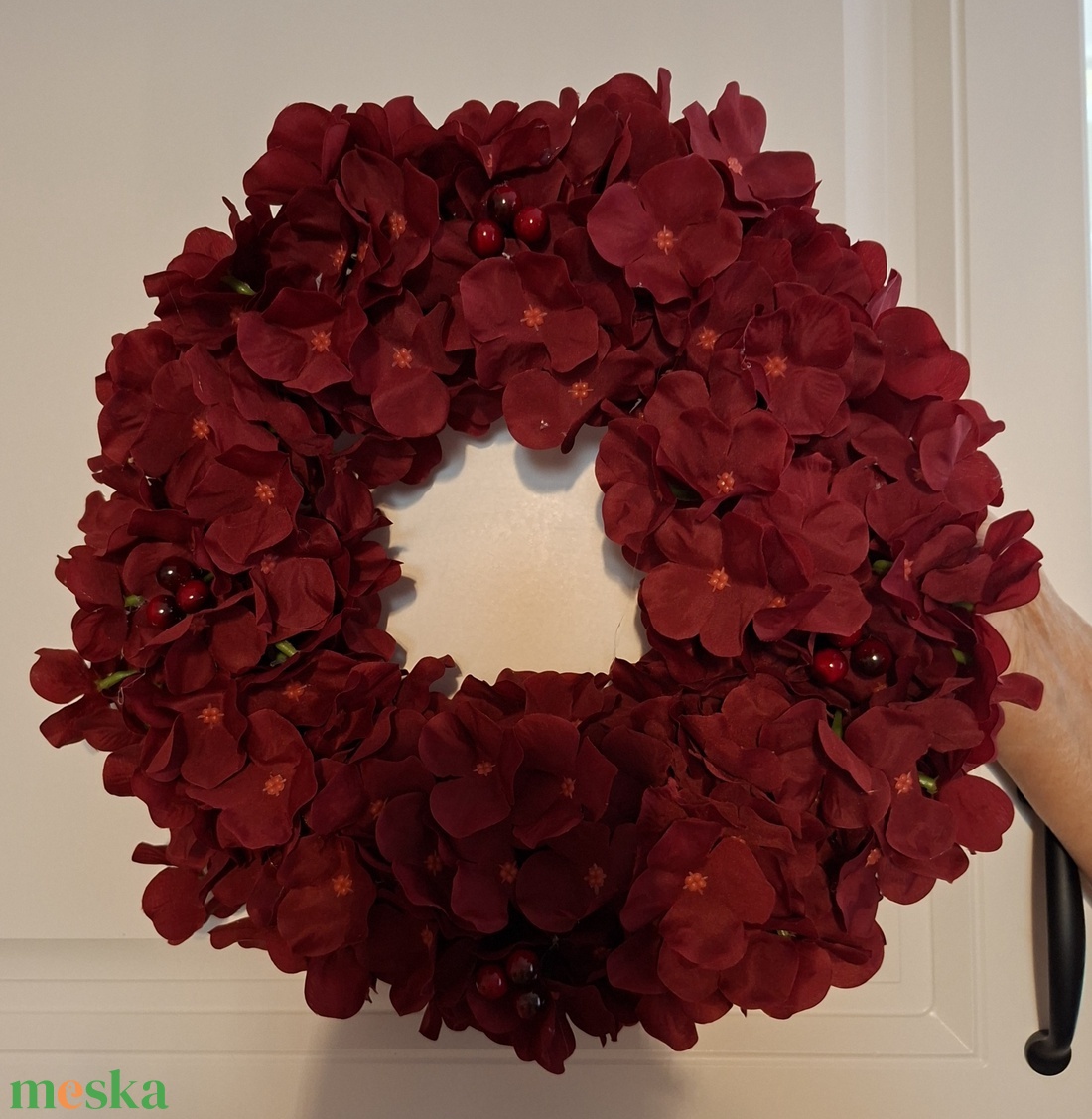 Bordó hortenzia kopogtató, bordó bogyókkal díszítve - karácsony - karácsonyi lakásdekoráció - karácsonyi ajtódíszek - Meska.hu