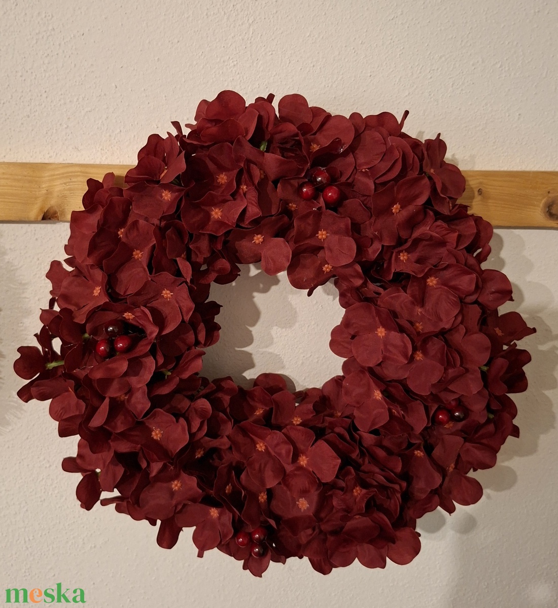 Bordó hortenzia kopogtató, bordó bogyókkal díszítve - karácsony - karácsonyi lakásdekoráció - karácsonyi ajtódíszek - Meska.hu