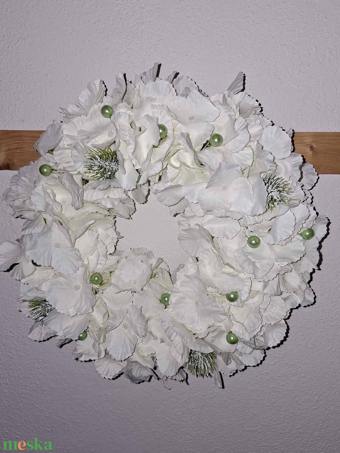 Fehér hortenzia kopogtató zöld bogyókkal - karácsony - karácsonyi lakásdekoráció - karácsonyi ajtódíszek - Meska.hu