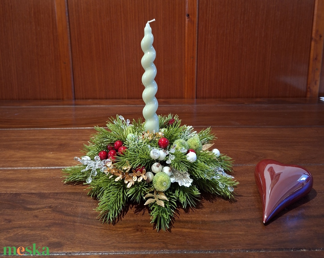 Gazdagon díszített karácsonyi asztali dekoráció 1 gyertyával - karácsony - karácsonyi lakásdekoráció - karácsonyi lakásdíszek - Meska.hu