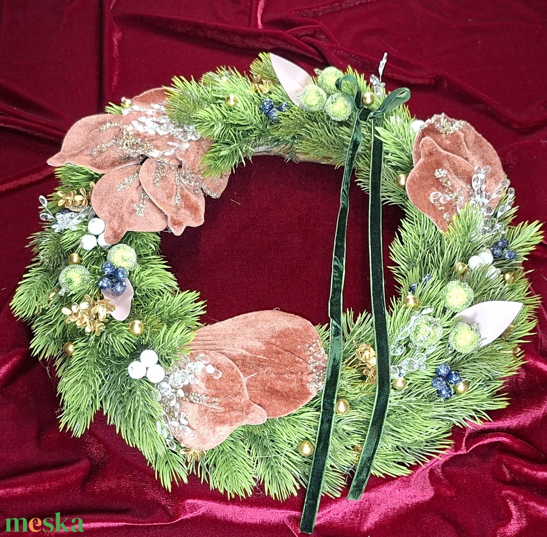 Bársonyos magnólialevelekkel díszített egyedi karácsonyi kopogtató - karácsony - adventi díszek - adventi ajtódísz - Meska.hu