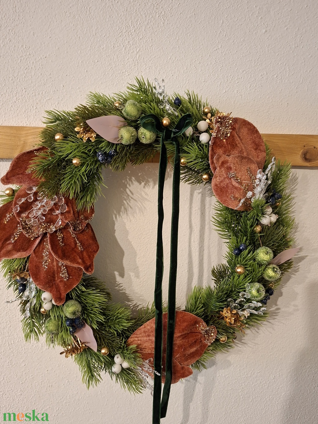 Bársonyos magnólialevelekkel díszített egyedi karácsonyi kopogtató - karácsony - adventi díszek - adventi ajtódísz - Meska.hu