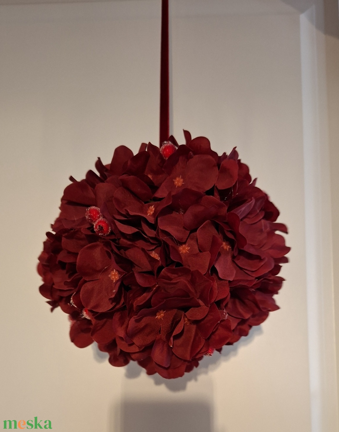 Karácsonyi és alkalmi fehér és bordó függődísz bársonyszalaggal  - karácsony - karácsonyi lakásdekoráció - karácsonyi lakásdíszek - Meska.hu