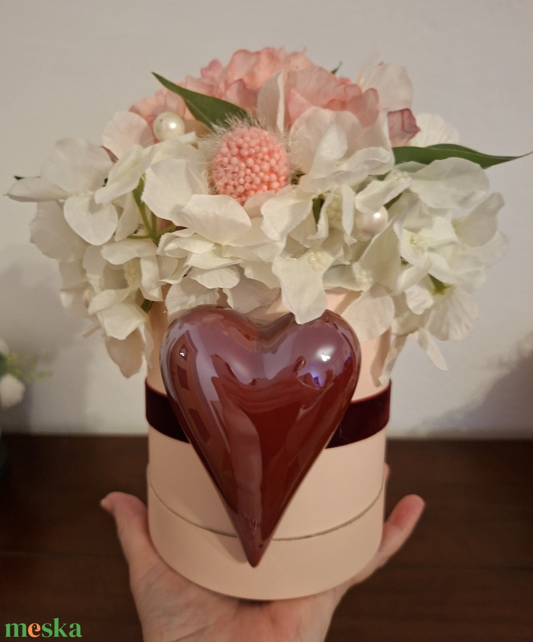 Nagy porcelán szívvel díszített virágbox  - otthon & életmód - dekoráció - asztal és polc dekoráció - díszdoboz - Meska.hu
