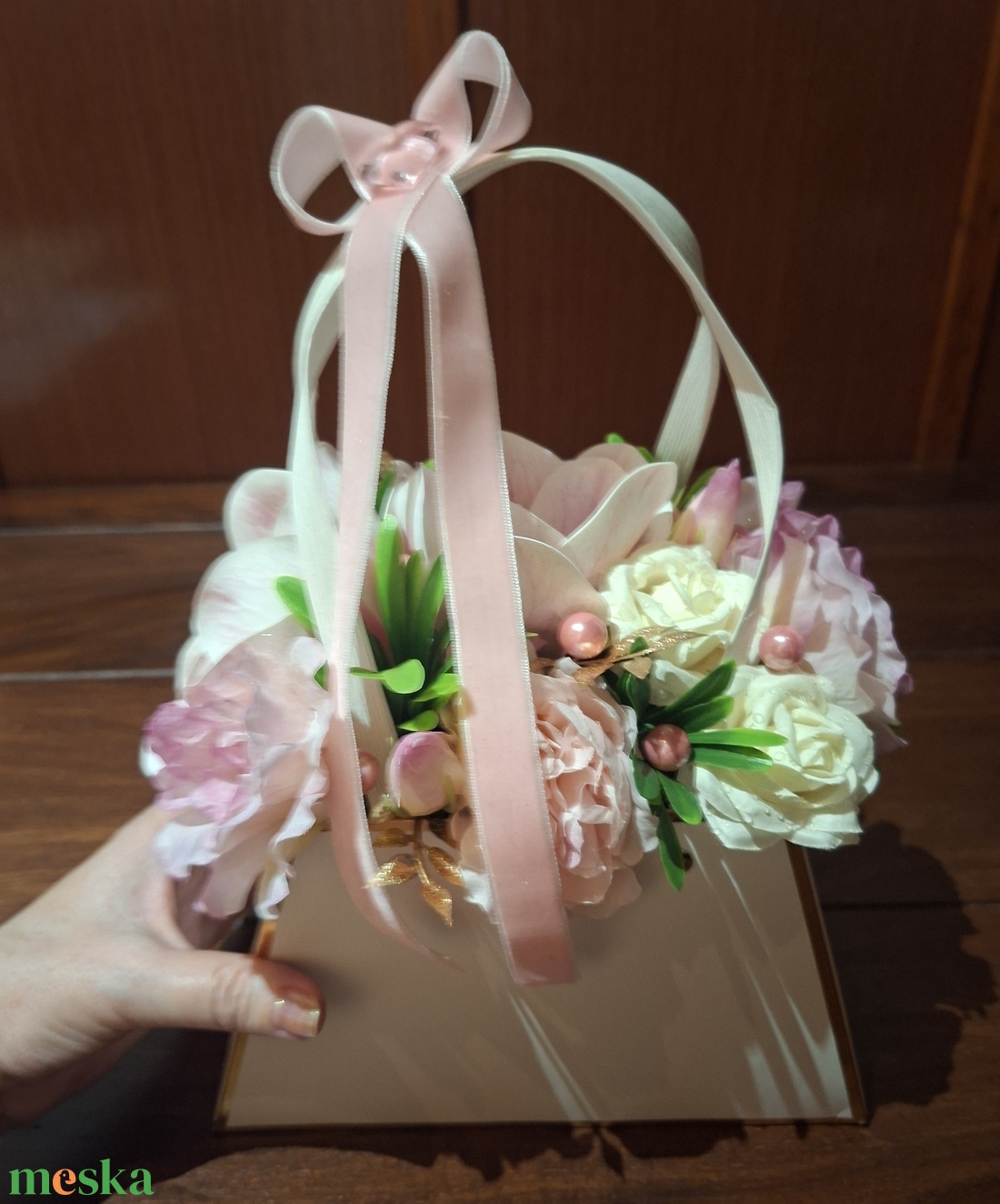 Elegáns ajándéktáska, magnóliákkal, liziántuszokkal és fehér rózsákkal - otthon & életmód - dekoráció - asztal és polc dekoráció - asztaldísz - Meska.hu