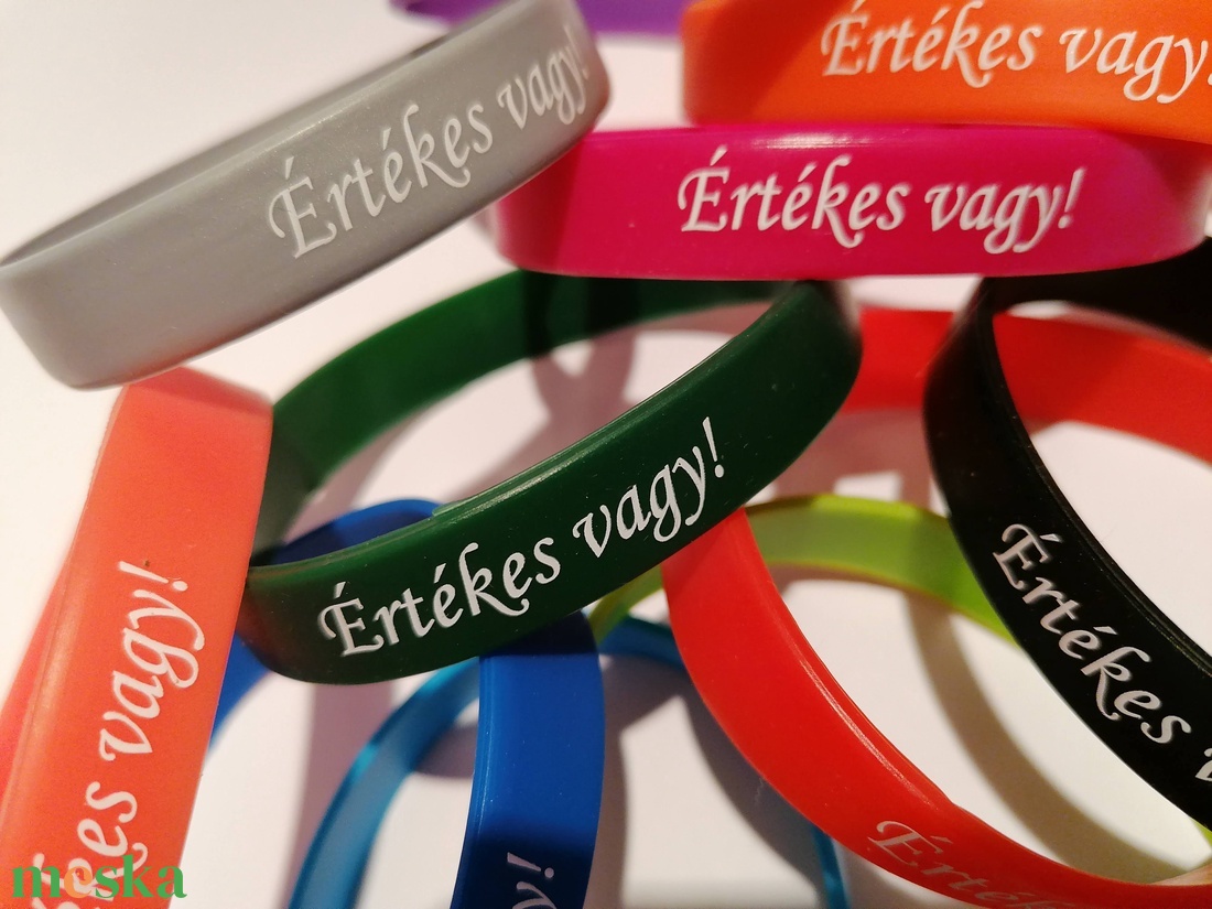 Ezüstszürke színű - ÉRTÉKES VAGY! FELIRATOS SZILIKON KARKÖTŐ FELNŐTT MÉRET - ékszer - karkötő - névre szóló karkötő - Meska.hu Ezüstszürke színű - ÉRTÉKES VAGY! FELIRATOS SZILIKON KARKÖTŐ FELNŐTT MÉRET - ékszer - karkötő - névre szóló karkötő - Meska.hu