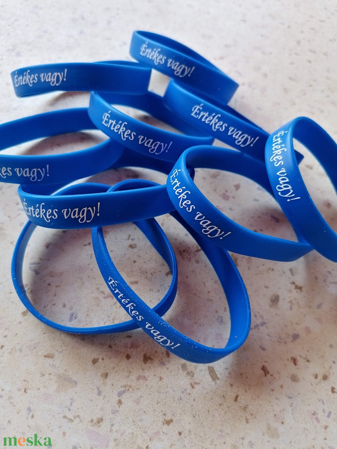 Sötétkék Értékes vagy! feliratos szilikon karkötő felnőtt méret - Ajándéktárgy - kellékek & szerszámok - ékszerkellék - karkötő alap - Meska.hu