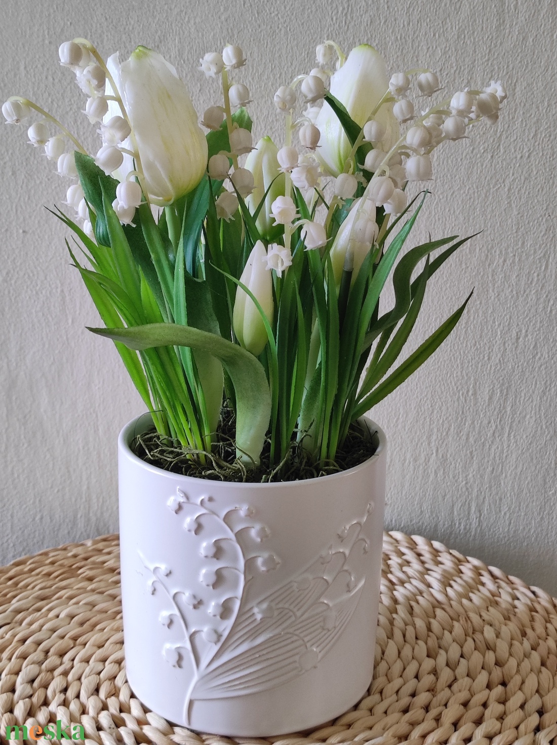 Fehér tulipánok gyöngyvirággal - otthon & életmód - virágdekoráció - virágdíszek - asztali virágdísz - Meska.hu