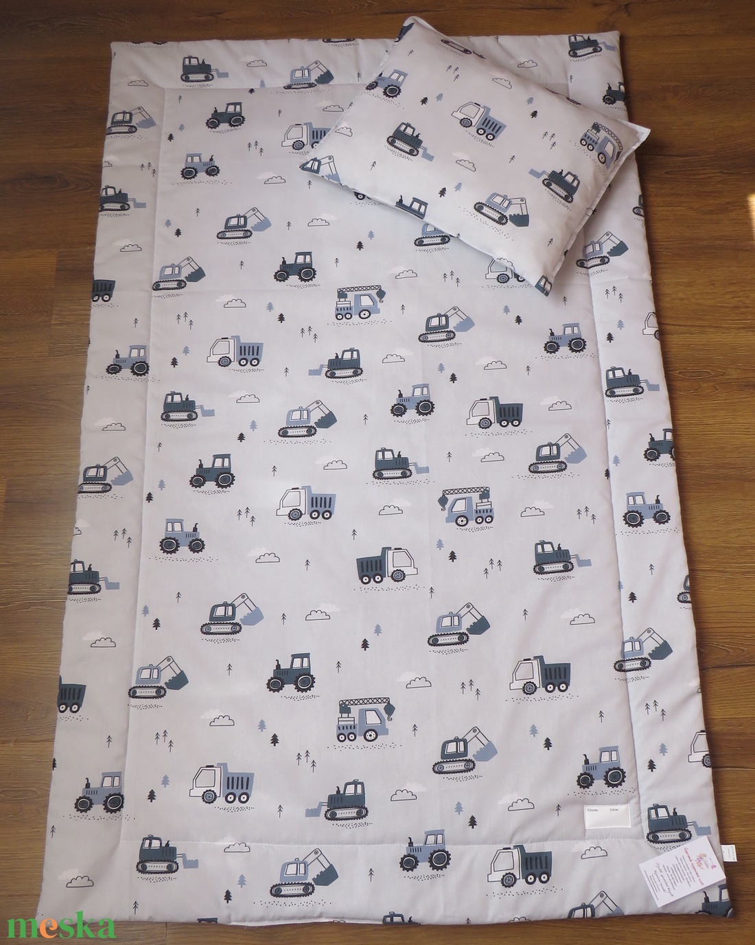 Ovis ágynemű kispárnával-szürke alapon munkagépek - játék & sport - ovis felszerelés - ovis ágynemű - Meska.hu