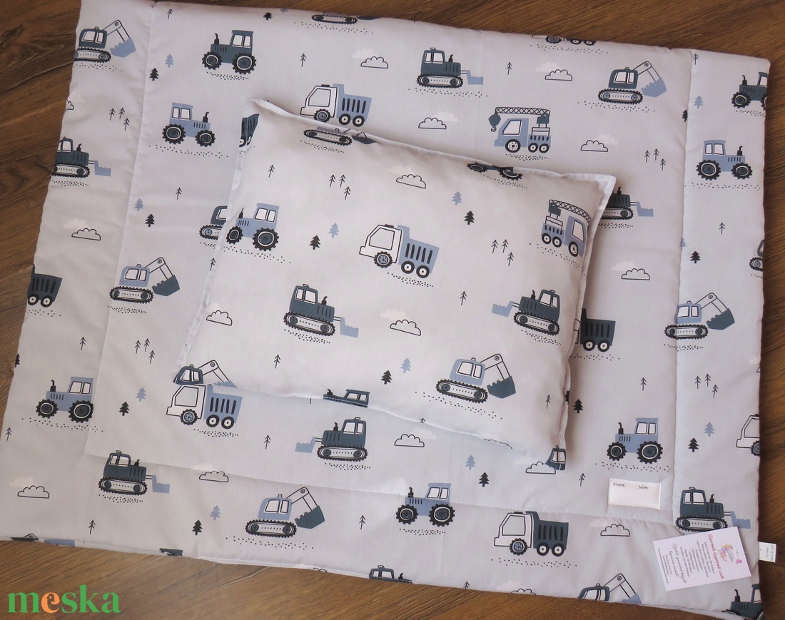 Ovis ágynemű kispárnával-szürke alapon munkagépek - játék & sport - ovis felszerelés - ovis ágynemű - Meska.hu