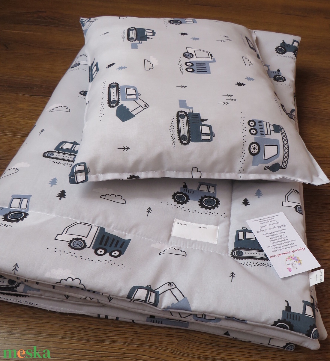 Ovis ágynemű kispárnával-szürke alapon munkagépek - játék & sport - ovis felszerelés - ovis ágynemű - Meska.hu
