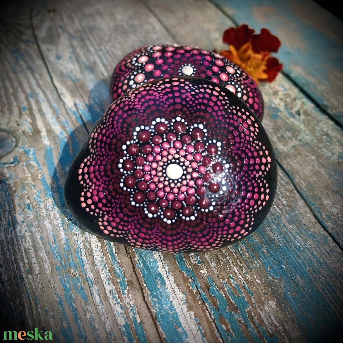 2 Egyedi, kézzel festett, pontozott Mandala kövek a remény színeiben - otthon & életmód - dekoráció - spiritualitás - mandala - Meska.hu