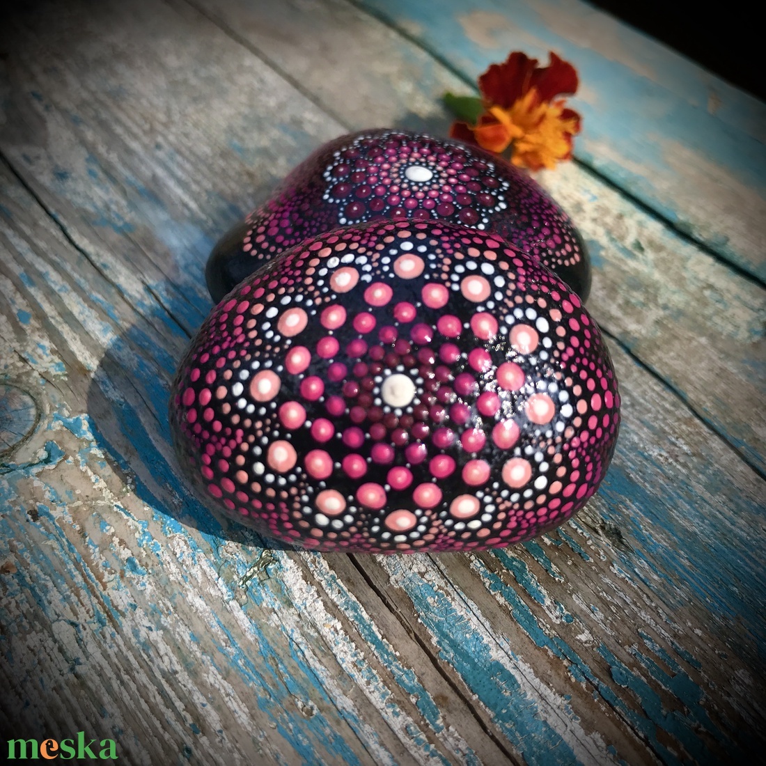 2 Egyedi, kézzel festett, pontozott Mandala kövek a remény színeiben - otthon & életmód - dekoráció - spiritualitás - mandala - Meska.hu