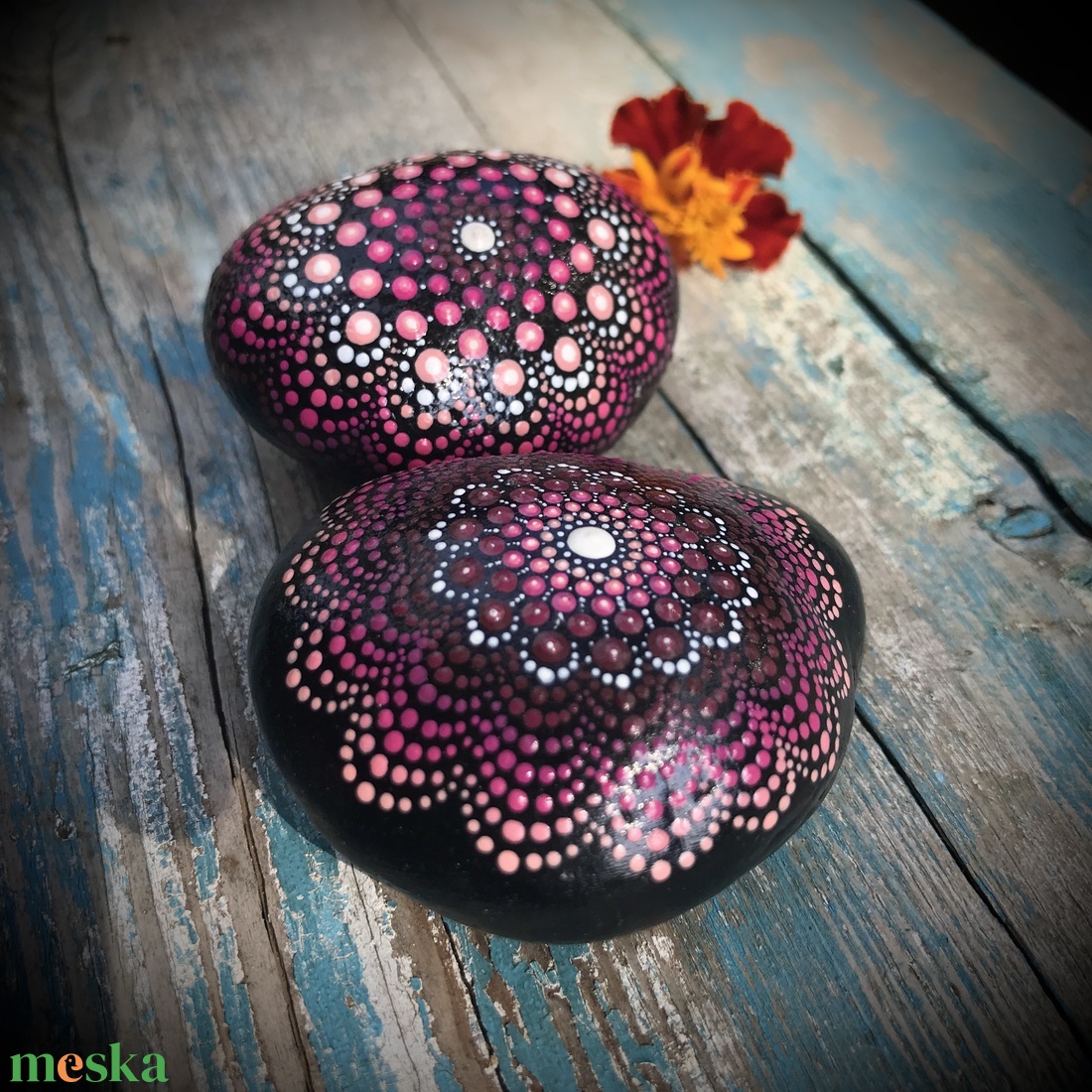 2 Egyedi, kézzel festett, pontozott Mandala kövek a remény színeiben - otthon & életmód - dekoráció - spiritualitás - mandala - Meska.hu