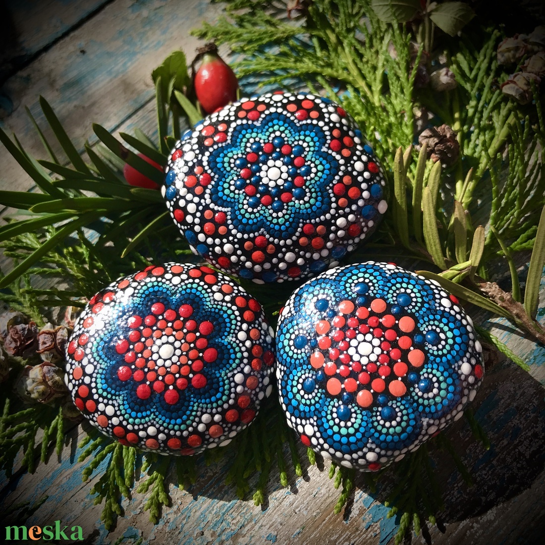 3 kék-piros pontozott mandala kő, egyedi Mandala ajándék, különleges otthoni Mandala dekoráció - Természetesen. Neked. - otthon & életmód - dekoráció - spiritualitás - mandala - Meska.hu