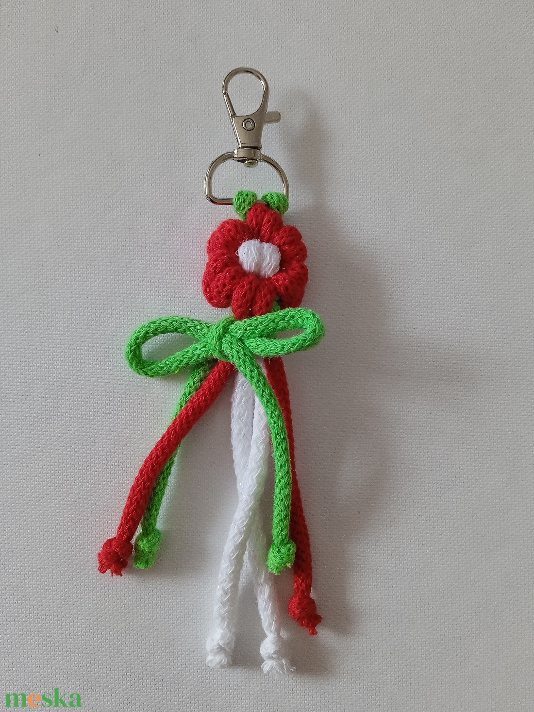 Kokárda kulcstartó makramé technikával - táska & tok - kulcstartó & táskadísz - kulcstartó - Meska.hu