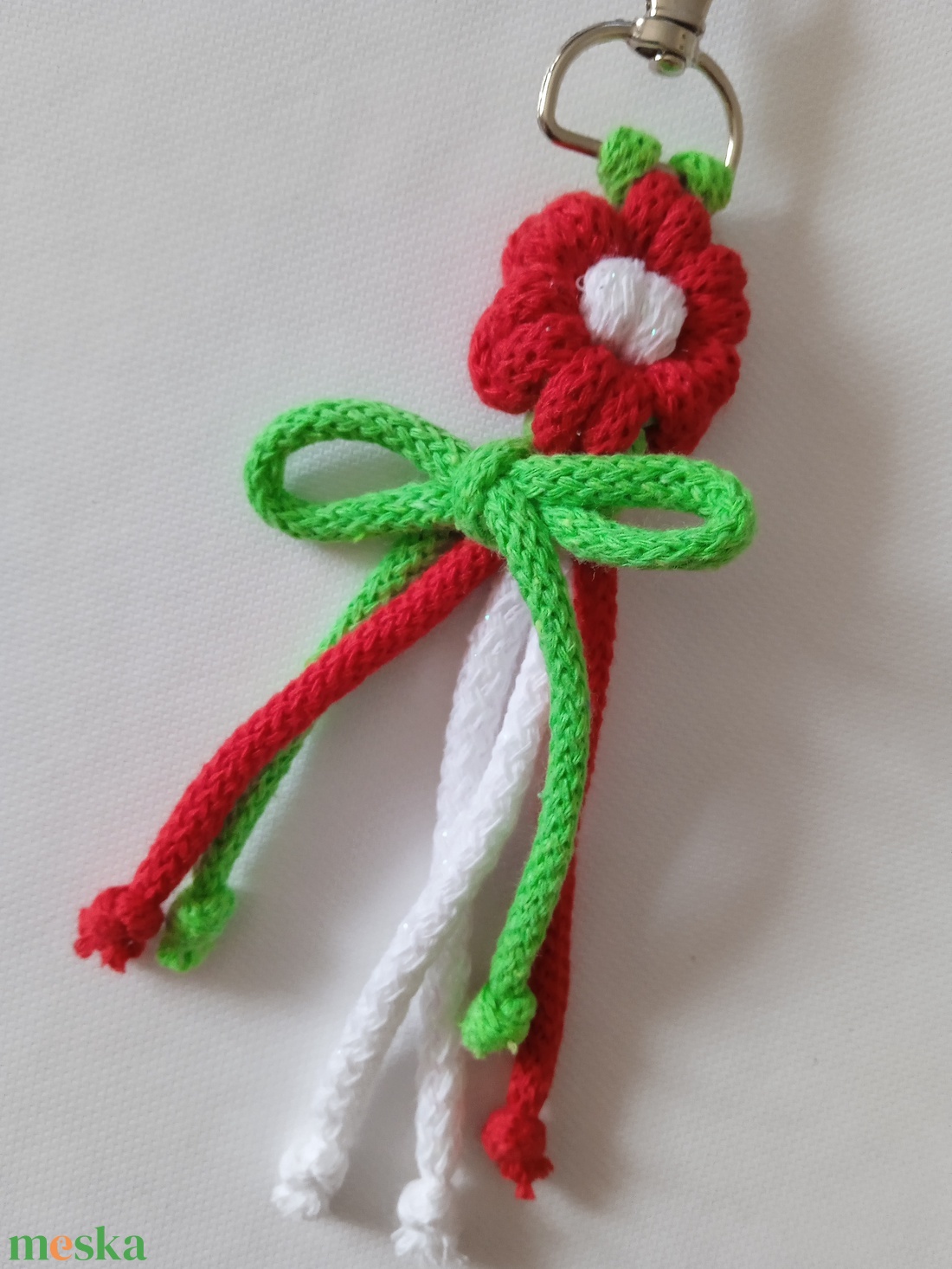 Kokárda kulcstartó makramé technikával - táska & tok - kulcstartó & táskadísz - kulcstartó - Meska.hu