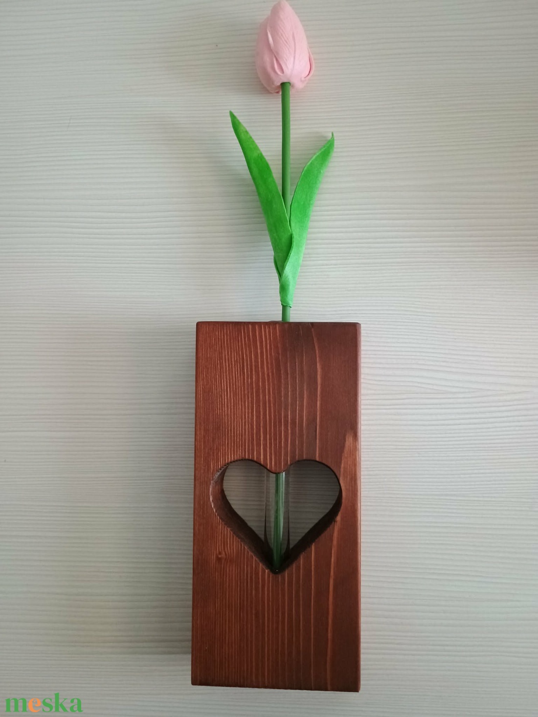Szíves fa váza tulipánnal - Sötét barna - otthon & életmód - virágdekoráció - virágtartó - váza - Meska.hu