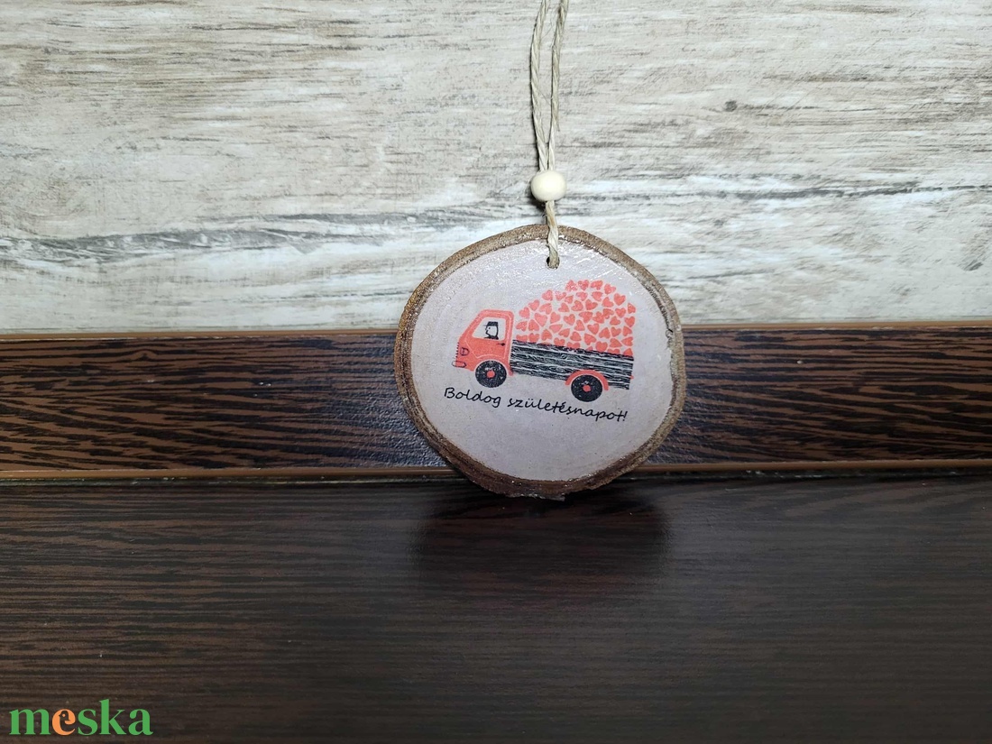 Születésnapi ajándékkísérő, fa ajándékkísérő - otthon & életmód - dekoráció - fali és függő dekoráció - függődísz - Meska.hu