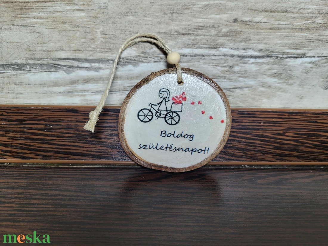 Születésnapi ajándékkísérő, fa ajándékkísérő - otthon & életmód - dekoráció - fali és függő dekoráció - függődísz - Meska.hu