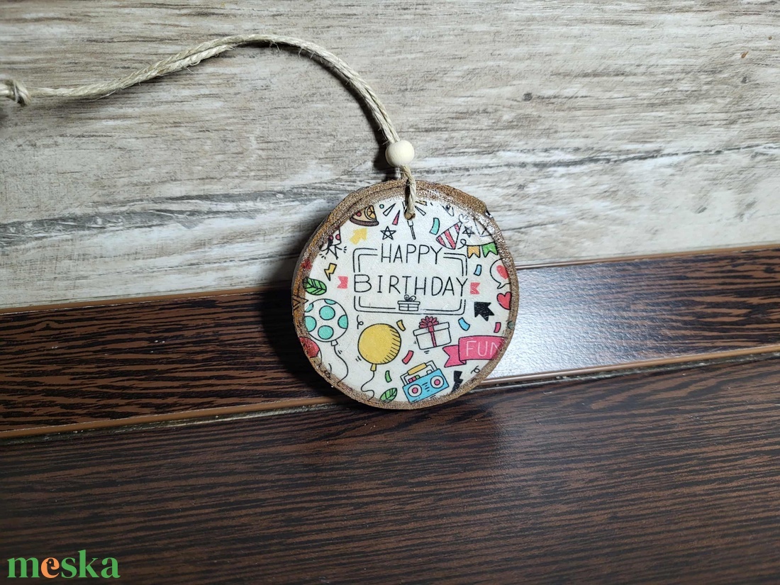 Születésnapi ajándékkísérő, fa ajándékkísérő - otthon & életmód - dekoráció - fali és függő dekoráció - függődísz - Meska.hu