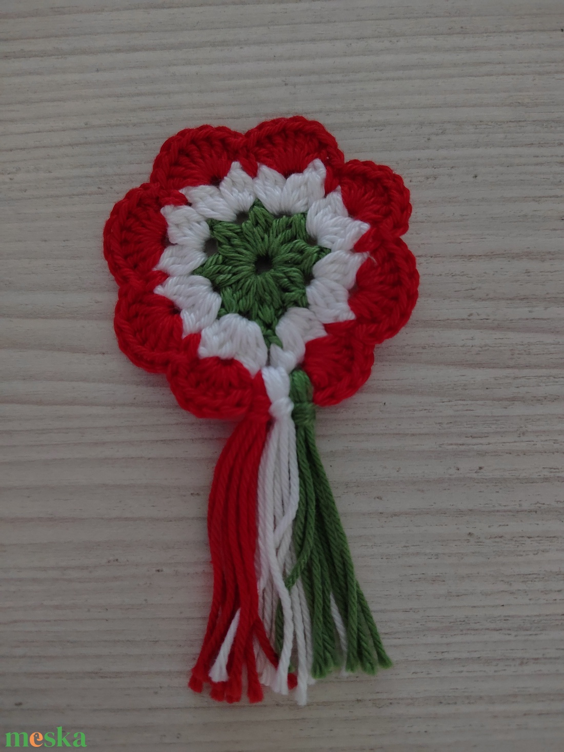 Horgolt kokárda  - ékszer - kitűző és bross - Meska.hu