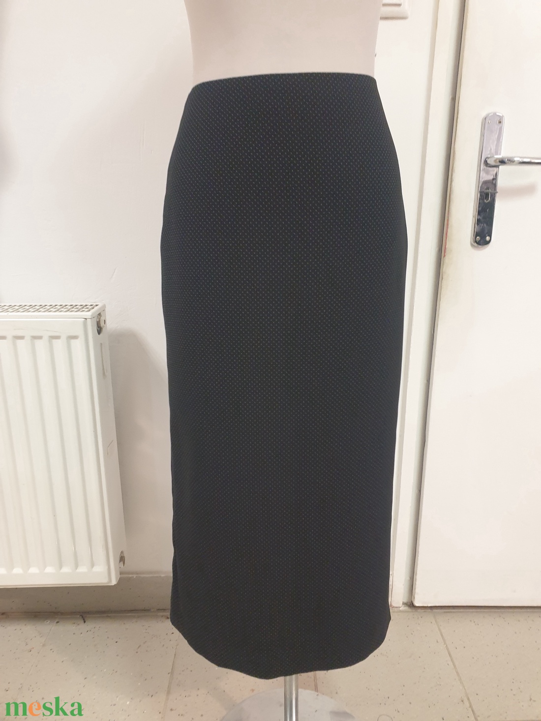 Fekete tűpettyes béllelt tulipán szoknya, hátul rakott betéttel. - ruha & divat - női ruha - szoknya - Meska.hu