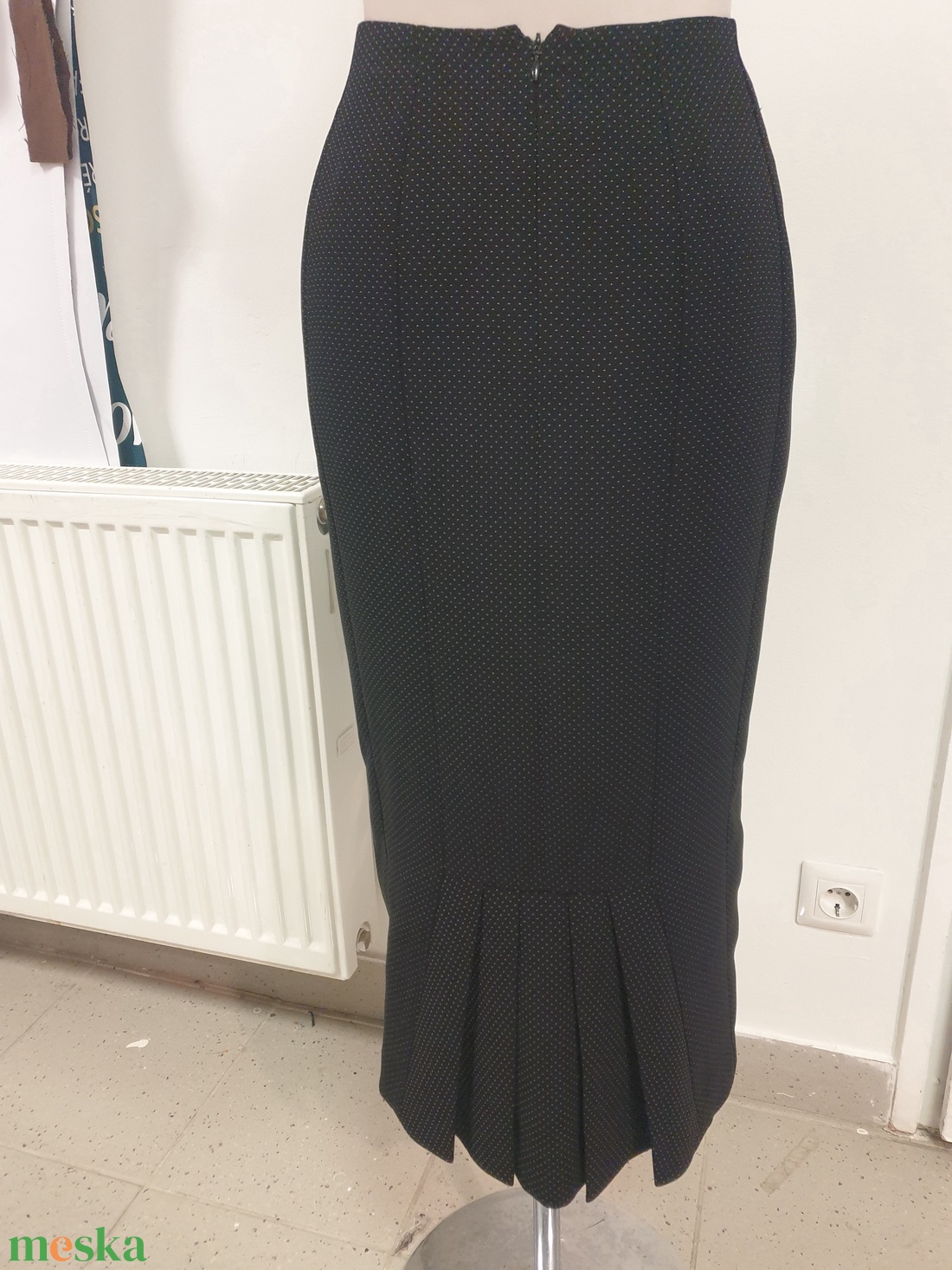 Fekete tűpettyes béllelt tulipán szoknya, hátul rakott betéttel. - ruha & divat - női ruha - szoknya - Meska.hu