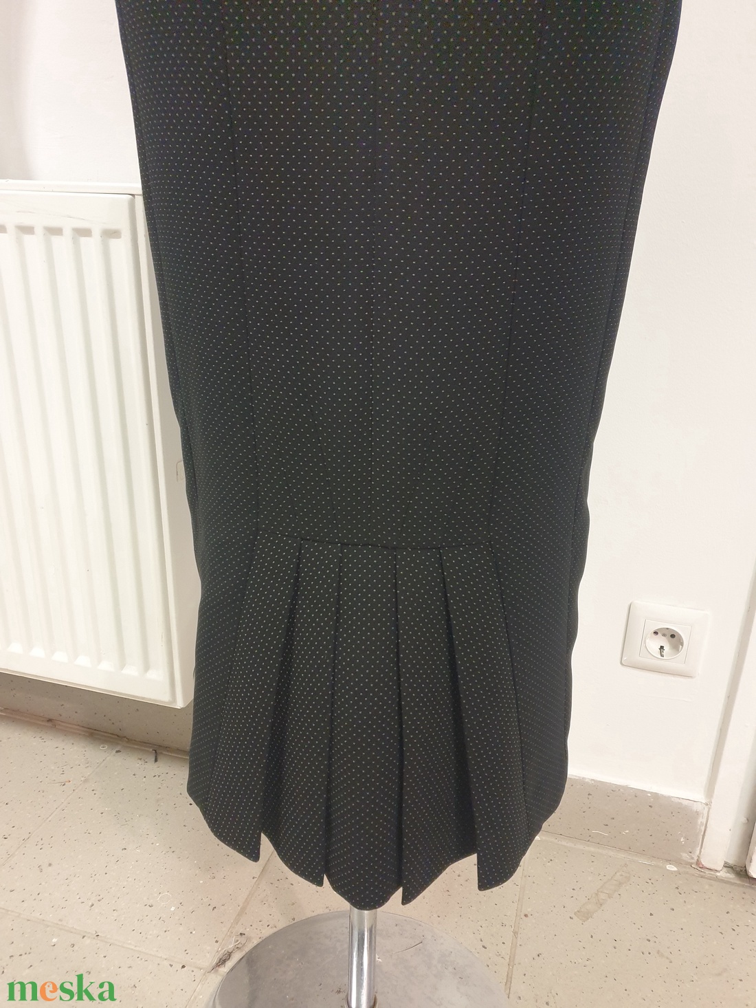 Fekete tűpettyes béllelt tulipán szoknya, hátul rakott betéttel. - ruha & divat - női ruha - szoknya - Meska.hu