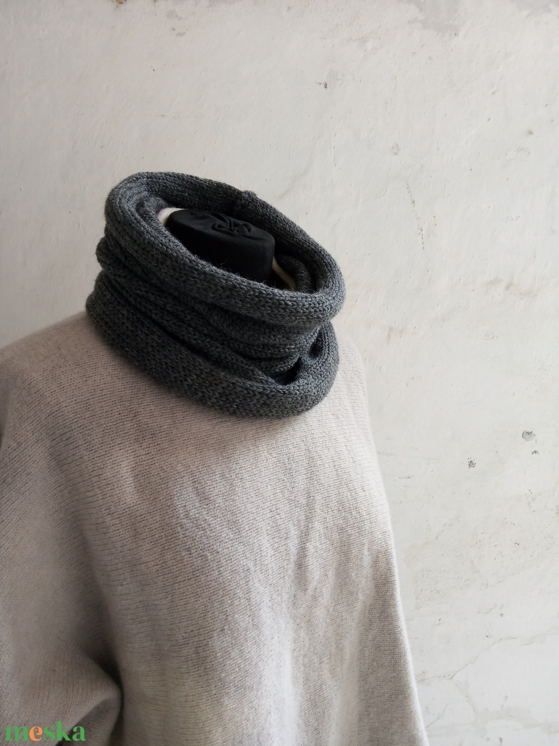 Kötött vizesbetonszín csősál  - ruha & divat - sál, sapka, kendő - sál - Meska.hu