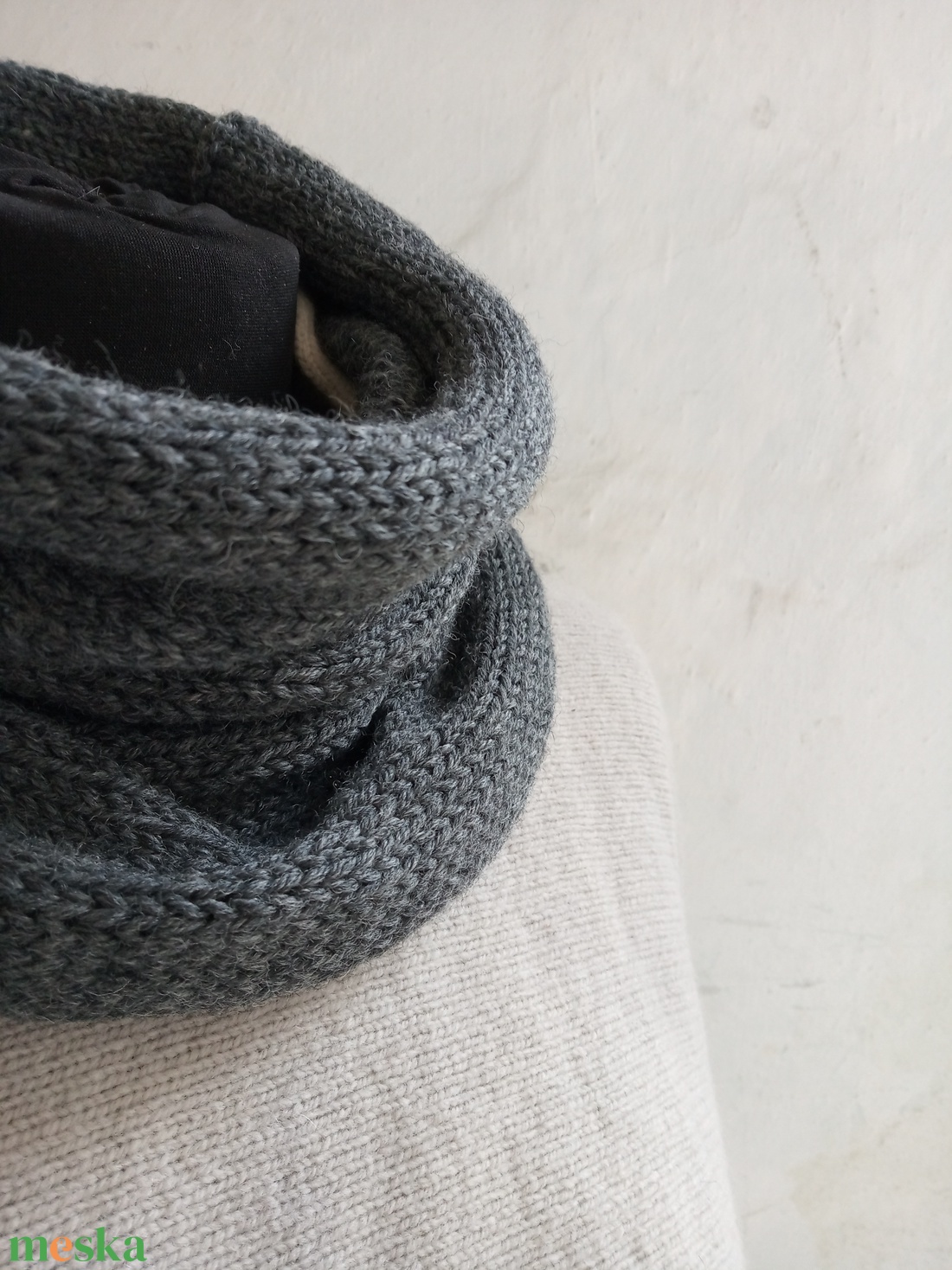 Kötött vizesbetonszín csősál  - ruha & divat - sál, sapka, kendő - sál - Meska.hu