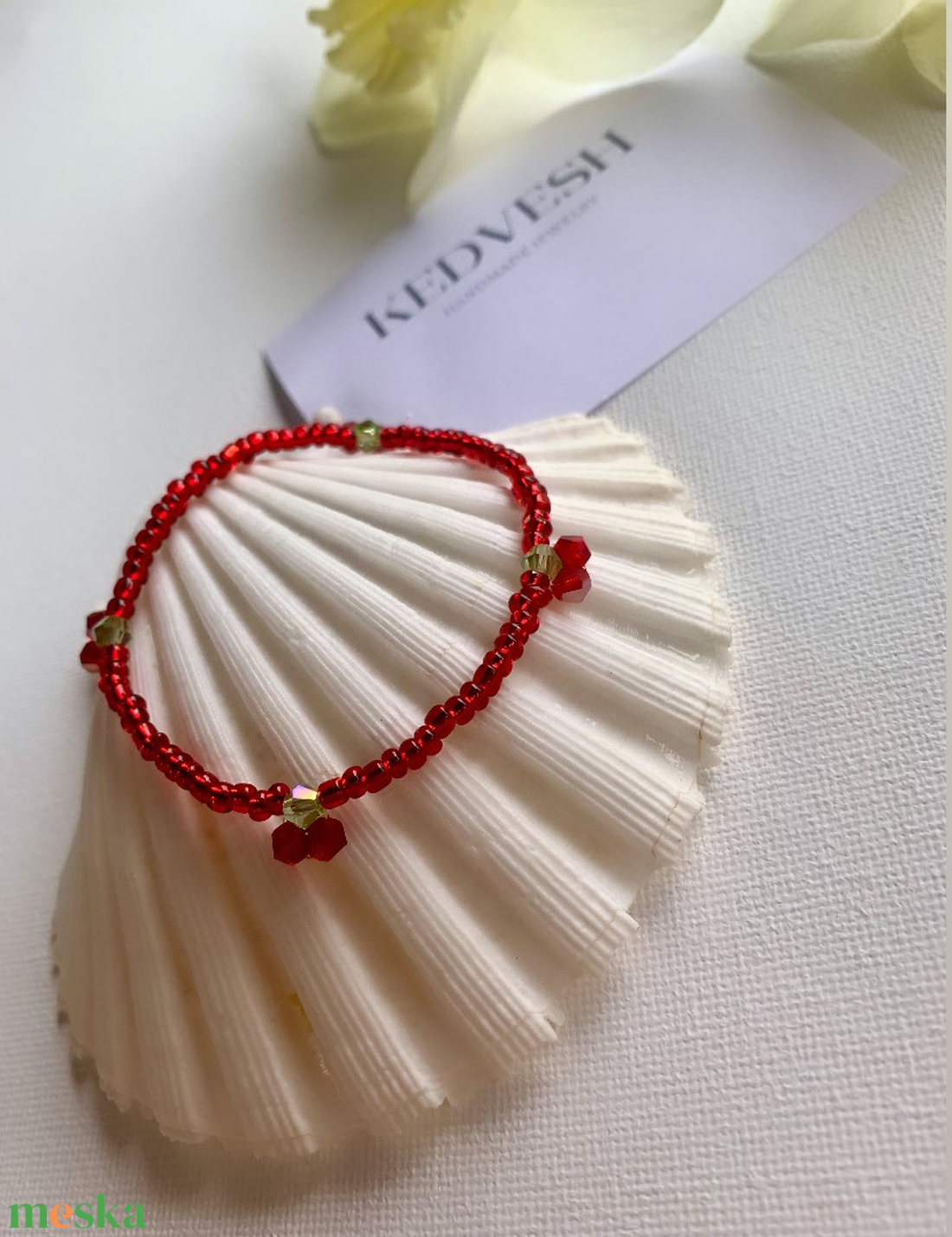 Csinos cseresznyés karkötő kapocs nélkül - ékszer - karkötő - gyöngyös karkötő - Meska.hu