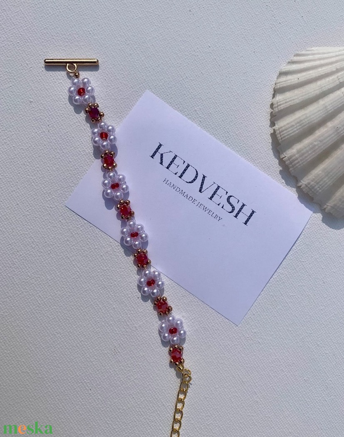 Piros fehér virágmintás csinos karkötő  - ékszer - karkötő - gyöngyös karkötő - Meska.hu