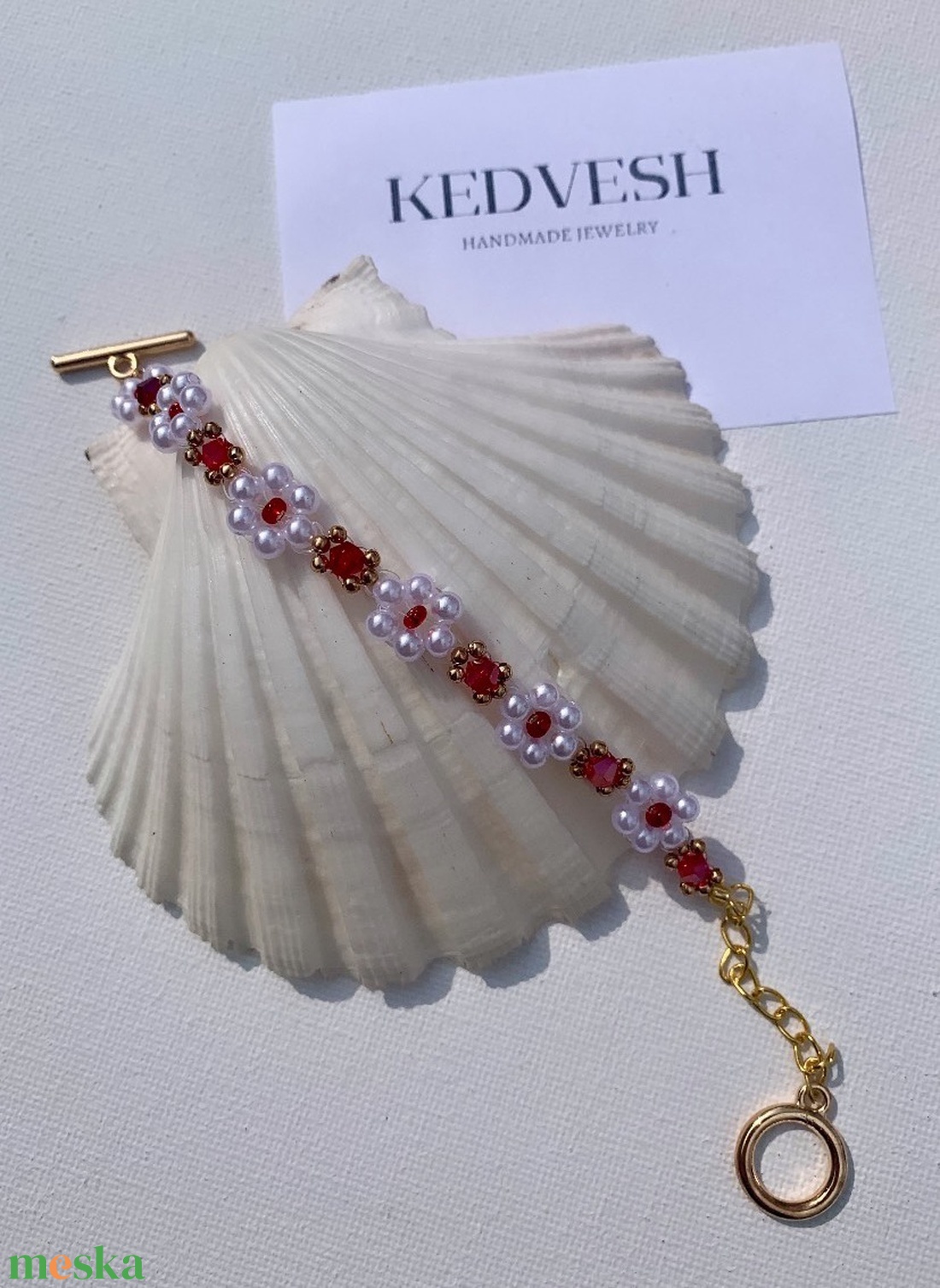 Piros fehér virágmintás csinos karkötő  - ékszer - karkötő - gyöngyös karkötő - Meska.hu