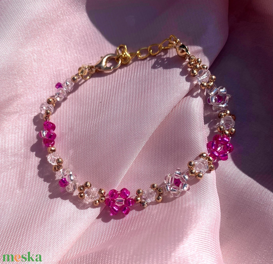 Auróra rózsazsín fehér virágos gyöngykarkötő - ékszer - karkötő - gyöngyös karkötő - Meska.hu