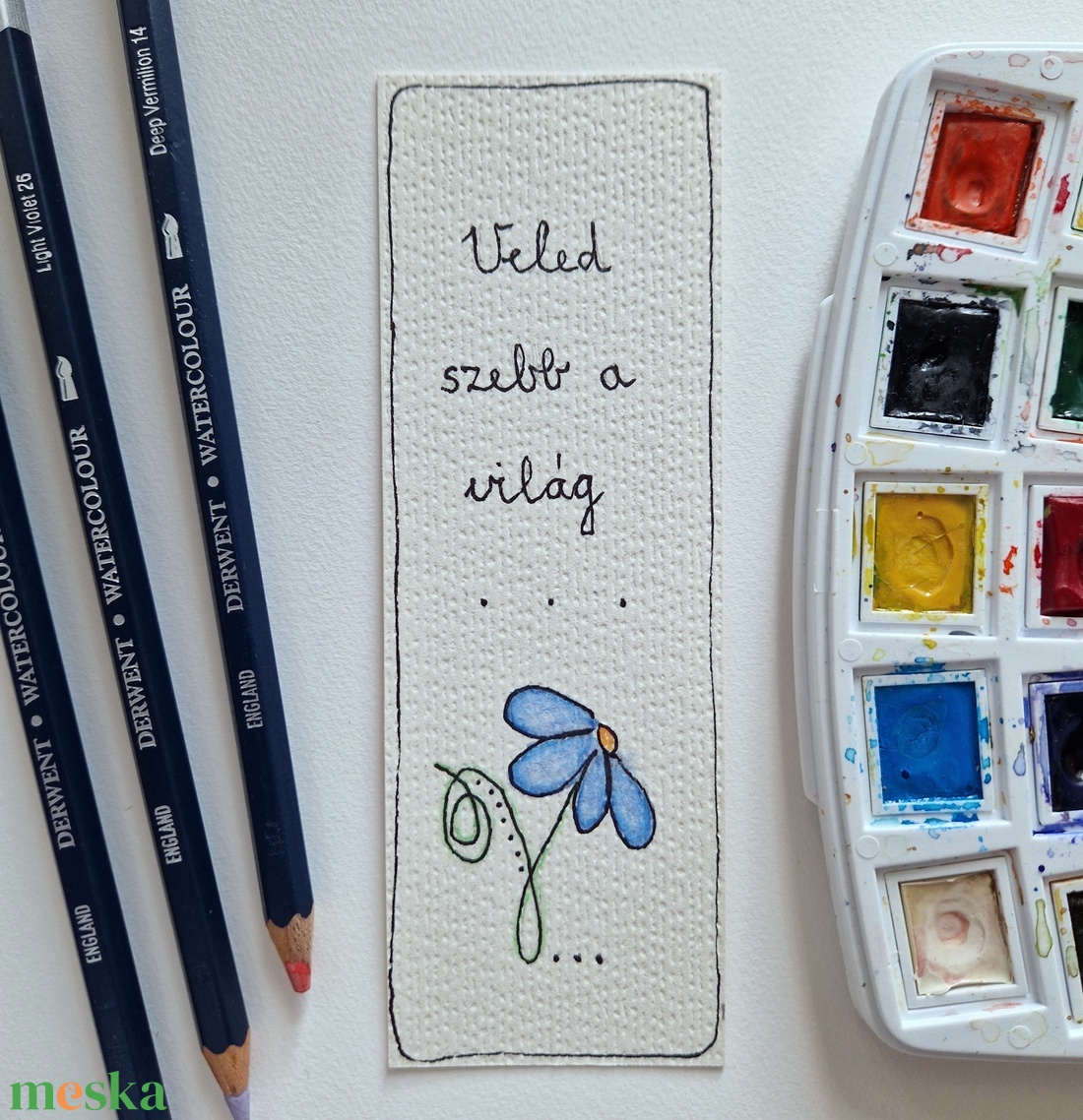 Akvarell könyvjelző - Veled szebb a világ felirattal, kis kék virággal - könyv & zene - könyvjelző - Meska.hu