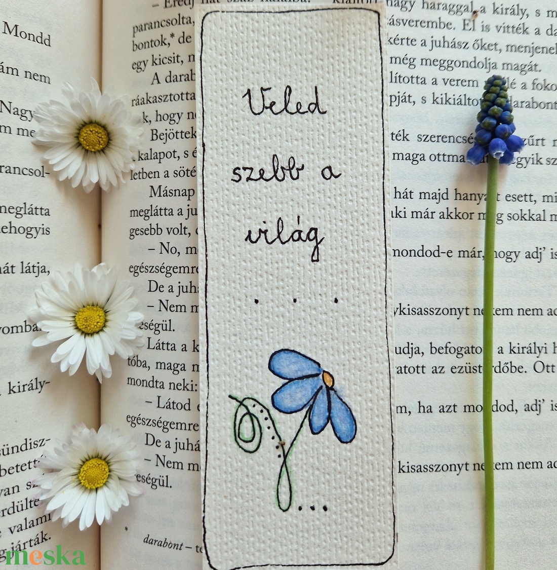 Akvarell könyvjelző - Veled szebb a világ felirattal, kis kék virággal - könyv & zene - könyvjelző - Meska.hu